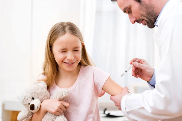 年轻的小女孩，在医生接种疫苗 — 图库照片