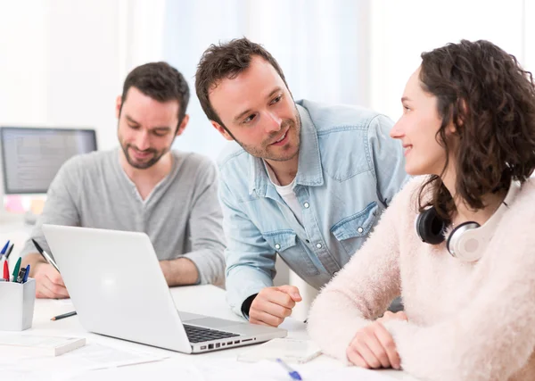 Étudiants travaillant ensemble sur un rapport — Photo