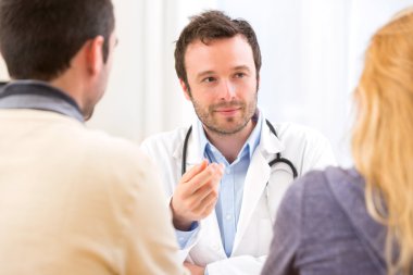 Genç çekici doktor hastaların genç bir çift danışmanlık