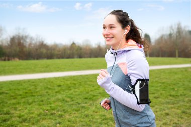 Parkta çalışan genç çekici kadın