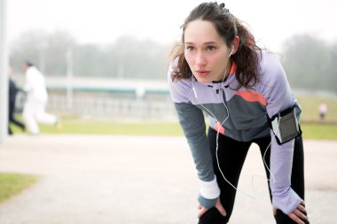 Genç çekici kadın çalışan bir oturum sonra germe