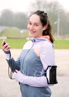 Chronometre dgerlernde çalışan bir se kontrol genç çekici kadın