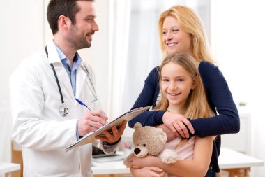 Doktor annesiyle küçük kıza