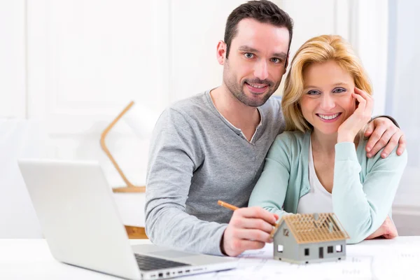 Joven pareja atractiva de 30 años haciendo proyecto en casa — Foto de Stock