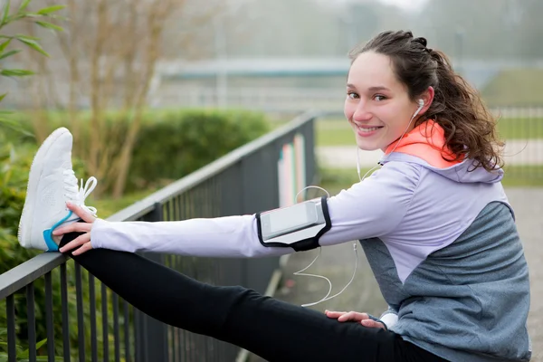 Fiatal, vonzó nő nyújtás után futó munkamenet — Stock Fotó