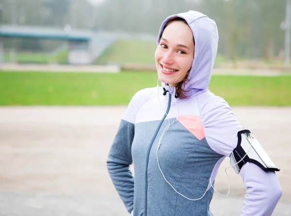 Ritratto di una giovane donna attraente dopo una sessione di corsa — Foto Stock