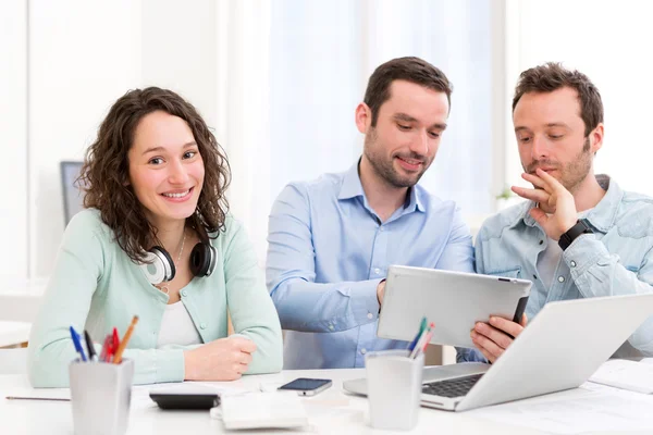 Deux stagiaires travaillant ensemble assistés par leur superviseur de cours — Photo