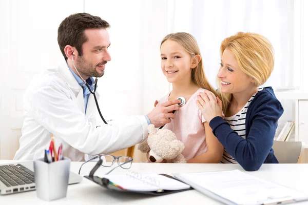 Doctor listening heart beatment of little girl — Stock Photo, Image