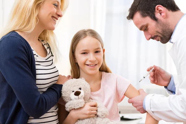 Ung liten flicka tillsammans med sin mor att vara vaccinerade — Stockfoto