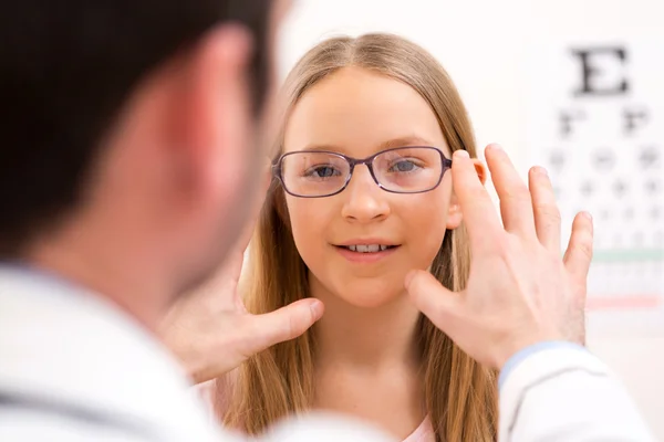 젊은 소녀는 안경점에서 안경 노력 — 스톡 사진