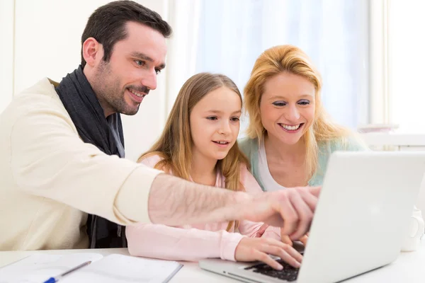 Famiglia felice davanti a un computer portatile — Foto Stock