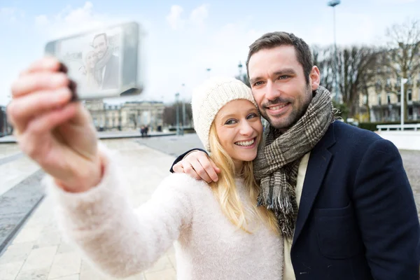 Young couple on holidays taking selfie — Stock Photo, Image