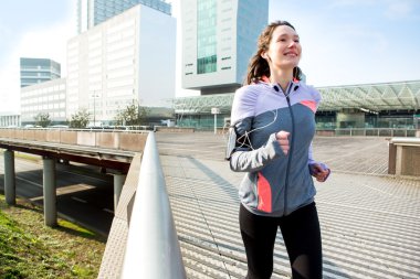 Şehir merkezinde çalışan genç çekici kadın