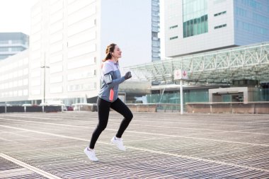 Şehir merkezinde çalışan genç çekici kadın