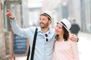 genç bir çift şehir tatil sırasında ziyaret etti.