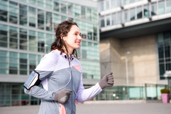 Jeune femme attrayante courir en ville — Photo