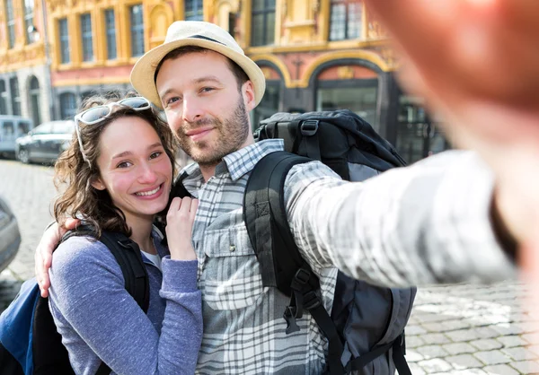 Pareja joven en vacaciones tomando selfie — Foto de Stock