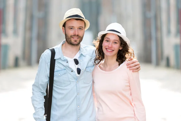 Jovem casal visitando a cidade durante as férias — Fotografia de Stock