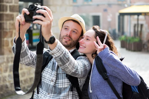 Casal jovem em férias tirando selfie — Fotografia de Stock