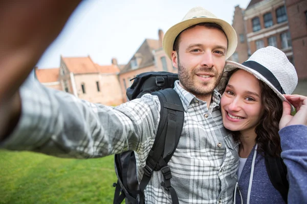 Casal jovem em férias tirando selfie — Fotografia de Stock