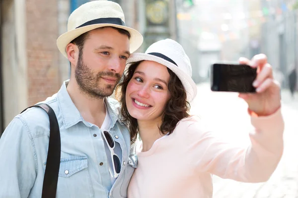 Mladý pár prázdniny s selfie — Stock fotografie