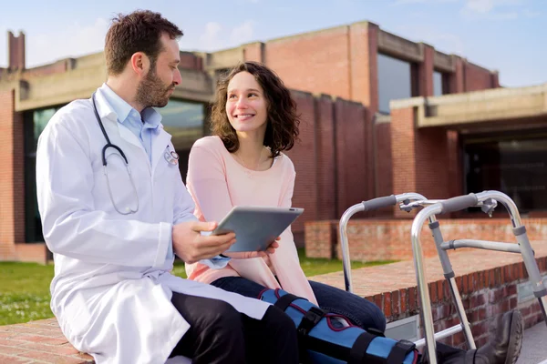 Medico mostrando suggerimenti di rieducazione su tablet — Foto Stock