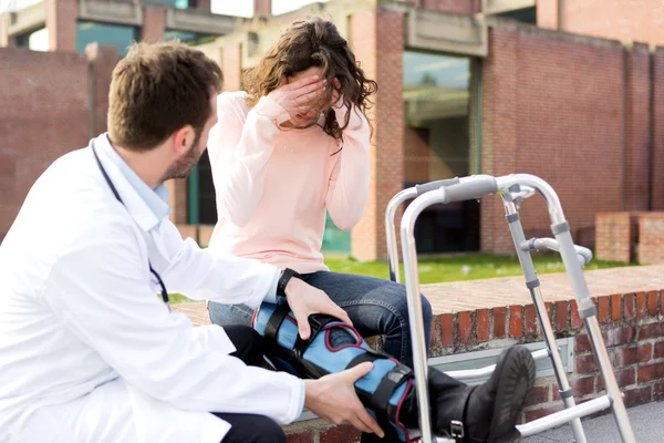 Dokter weergegeven: reëducatie tips op Tablet PC — Stockfoto