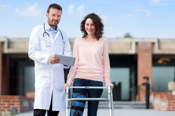 Médico mostrando dicas de reeducação em tablet — Fotografia de Stock