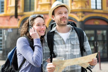 iki genç çekici turist Haritası izlerken 