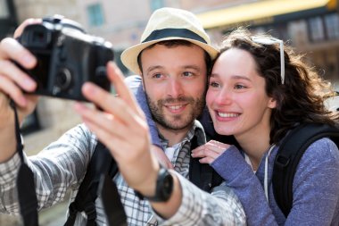 tatil selfie alarak genç Çift
