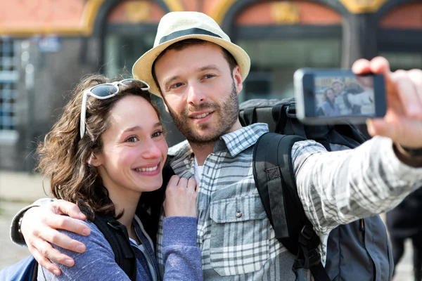 Mladý pár prázdniny s selfie — Stock fotografie