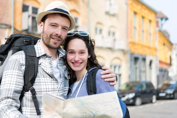 Пара молодых привлекательных туристов смотрят карту — стоковое фото