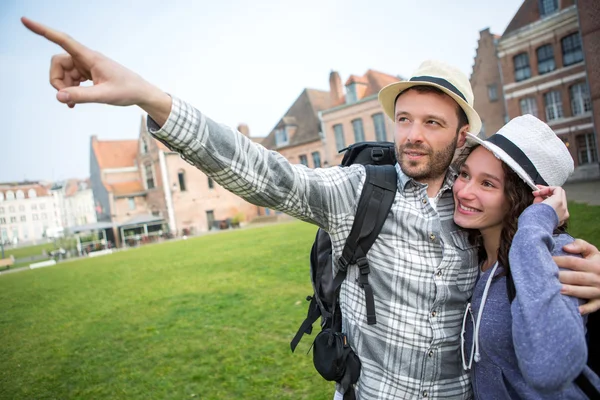 Couple of young attractive tourists discovering city — Stock Photo, Image