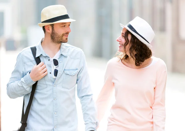 Junges Paar in den Ferien zu Besuch in der Stadt — Stockfoto