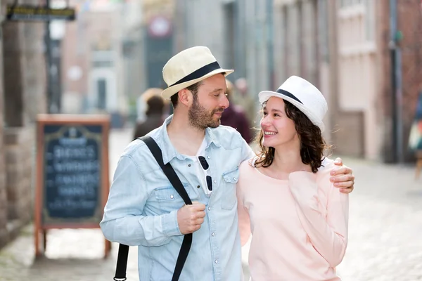 Pareja joven visitando la ciudad durante las vacaciones — Foto de Stock