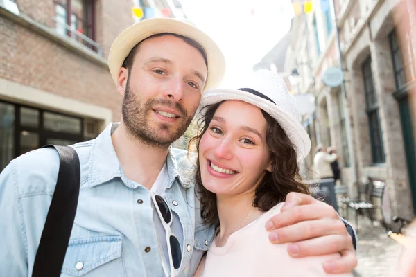 Aantrekkelijke jonge paar op feestdagen — Stockfoto