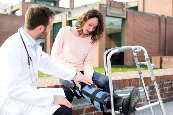 Medico mostrando suggerimenti di rieducazione su tablet — Foto Stock