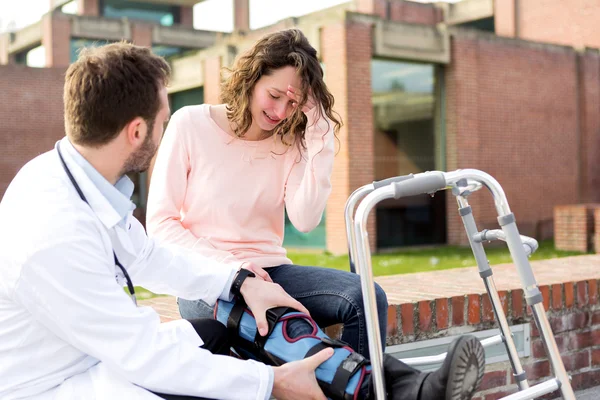 Médico mostrando dicas de reeducação em tablet — Fotografia de Stock