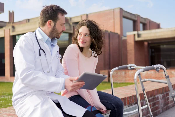 Médico mostrando consejos de reeducación en la tableta —  Fotos de Stock