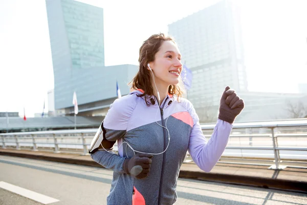 Jeune femme attrayante courir en ville — Photo