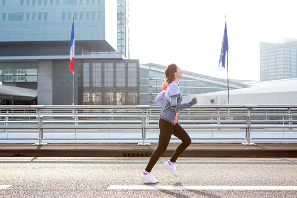 Молодая привлекательная женщина бегает в центре города — стоковое фото