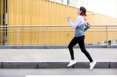 Şehir merkezinde çalışan genç çekici kadın