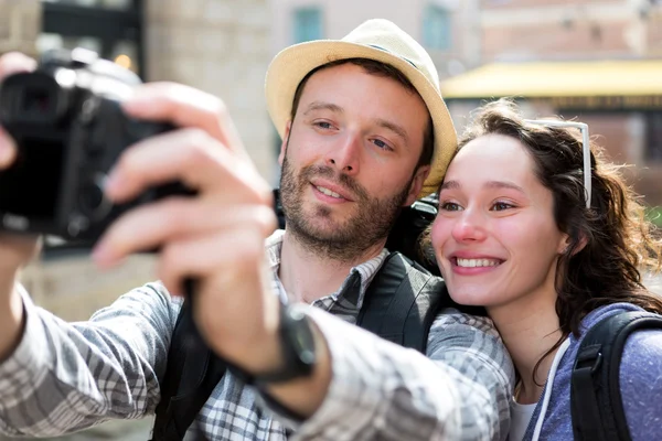 Casal jovem em férias tirando selfie — Fotografia de Stock