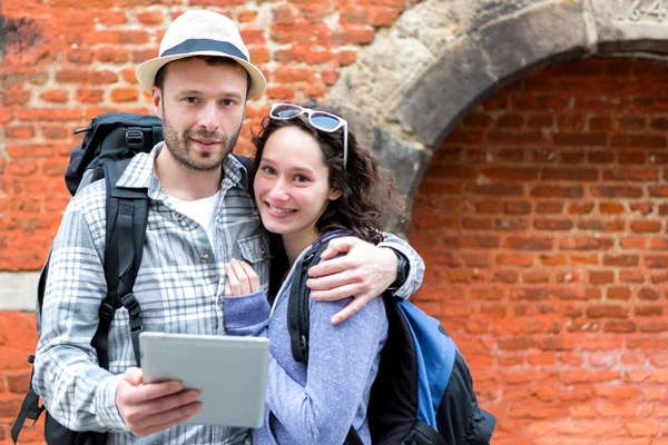 Mladý pár turistů, pomocí tabletu k návštěvě města — Stock fotografie