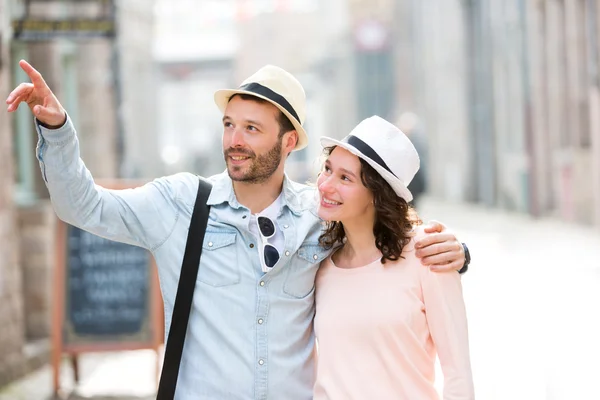 Молодая пара, приезжающая в город во время каникул — стоковое фото