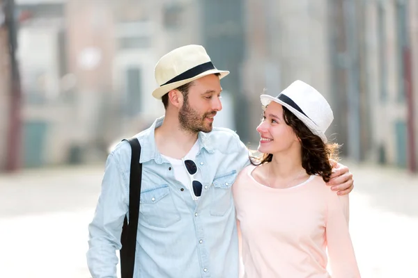 Young couple visiting city during holidays — Stock Photo, Image