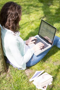 parkta genç çekici kadın realxing 