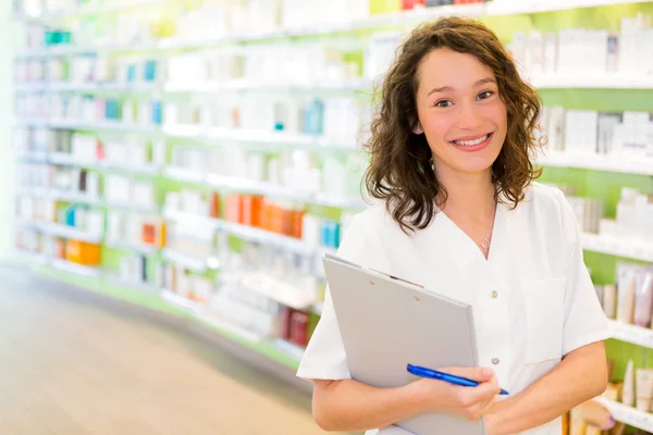 Aantrekkelijke apotheker notities op het werk — Stockfoto