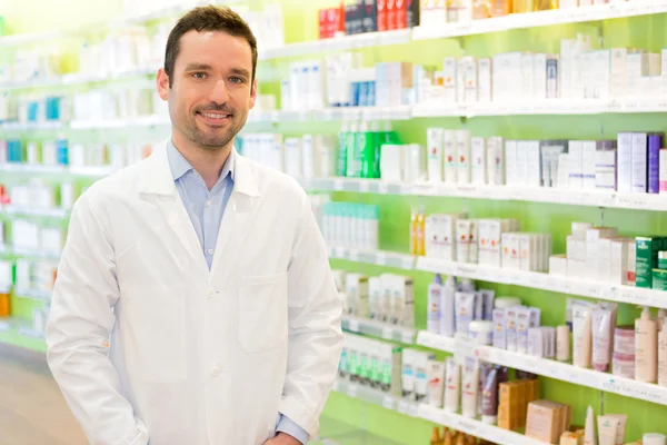 Porträt eines attraktiven Apothekers bei der Arbeit — Stockfoto