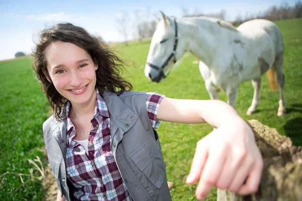 Retrato de un joven agricultor atractivo en campos con caballo — Foto de Stock